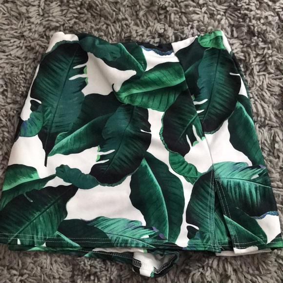 Missguided Pants - Leaf print skort